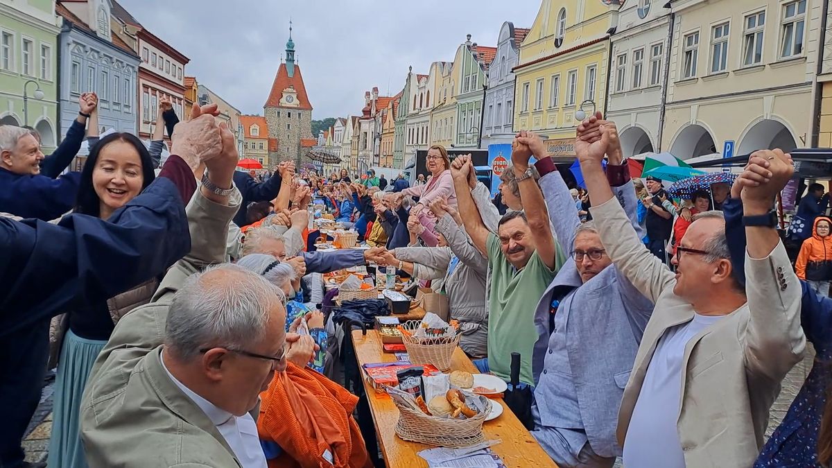 Nejdelší česko-německý piknik. Domažlice se zapsaly do knihy rekordů